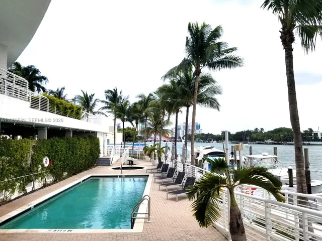 a view of a back yard