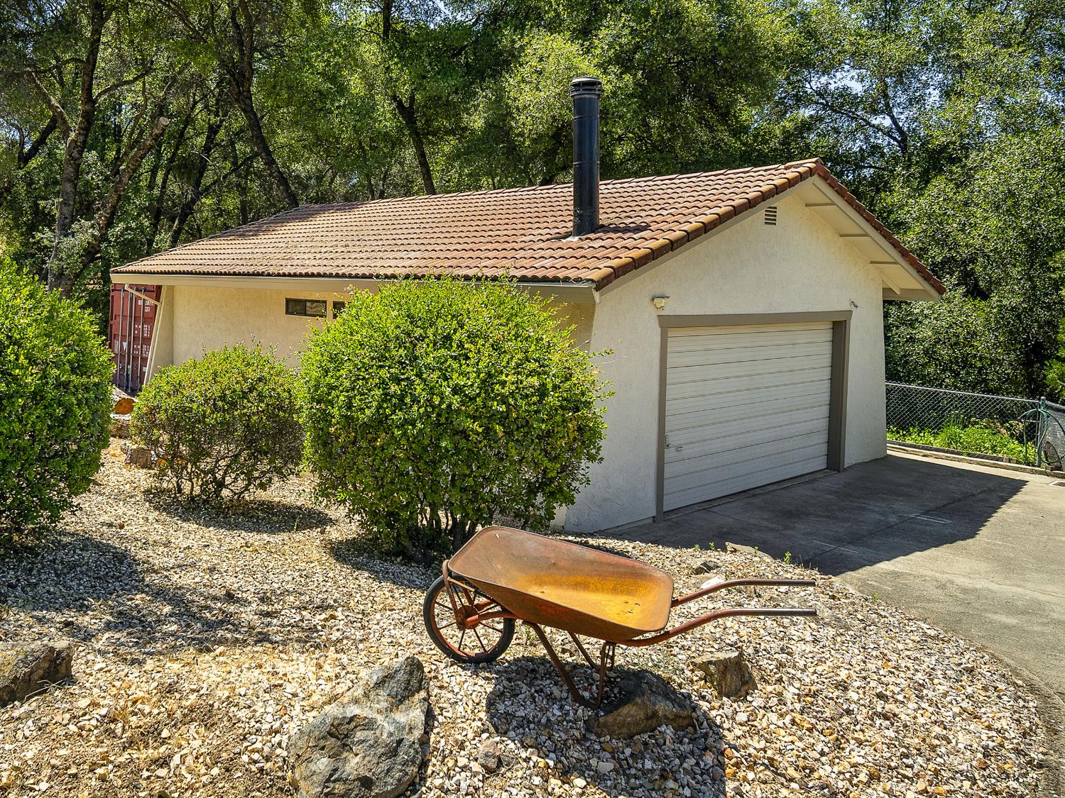17065 Niles Road Jackson, CA 95642 - Photo 4 of 26 a backyard of a house with table and chairs