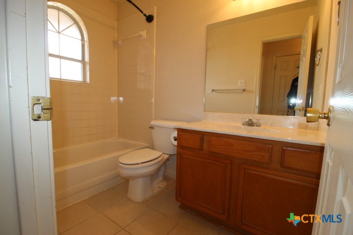 5211 James Loop Killeen, TX 76542 - Photo 8 of 18 a bathroom with a sink a toilet and shower