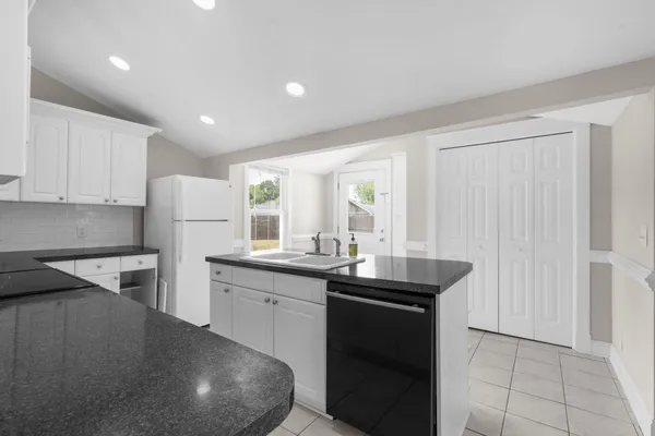 $2,100 | 2217 Doris Drive, Charleston, SC 29414