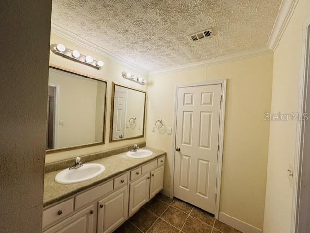11817 Southwest 58th Street Webster, FL 33597 - Photo 16 of 46 a bathroom with 2 sink and a mirror