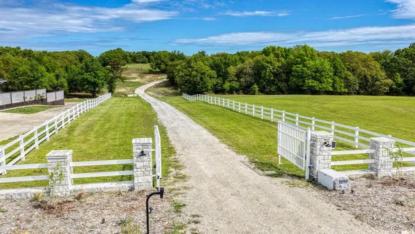 $1,500,000 | 1098 Paradise Parkway, Poolville, TX 76487