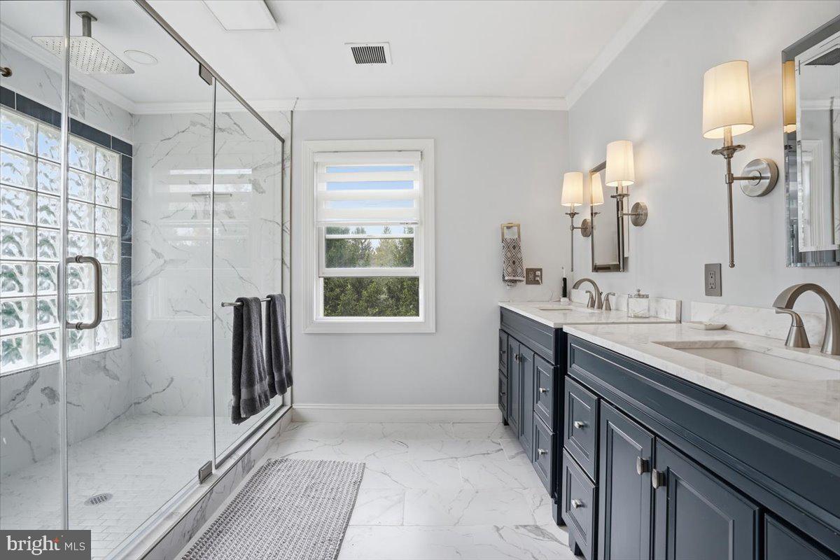 5556 Bridle Road Stroudsburg, PA 18360 - Photo 49 of 126 Primary bathroom