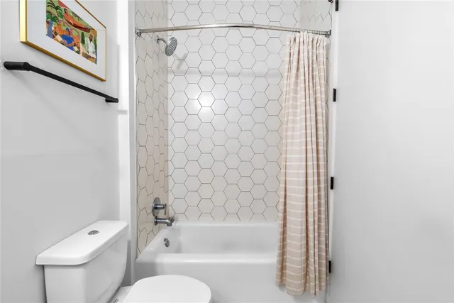 $372,500 | 800 Embassy Drive, Unit 421, Austin, TX 78702