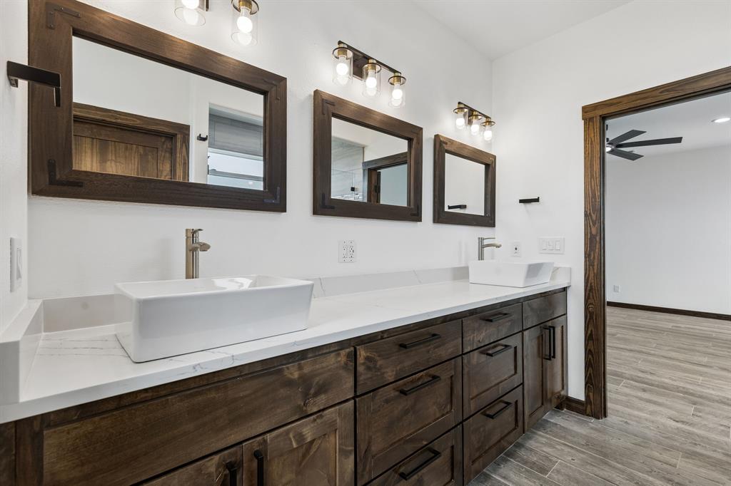 835 Clb Lk Road Whitesboro, TX 76273 - Photo 10 of 24 Primary Ensuite Bath
