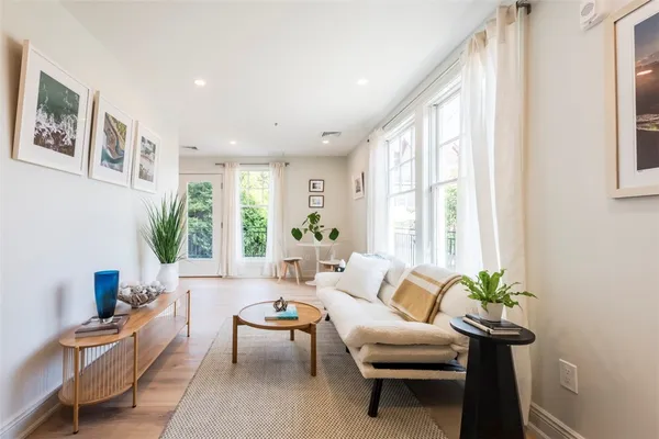 $1,100,000 | 10 Brown & Howard, Unit 107, Newport, RI 02840