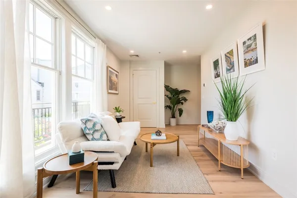 $1,100,000 | 10 Brown & Howard, Unit 107, Newport, RI 02840