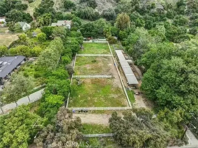 a view of yard with green space