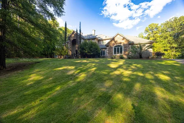 a view of a yard in front of house