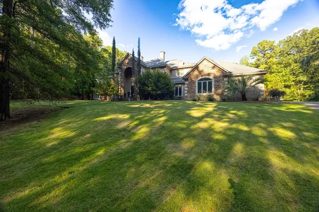 a view of a yard in front of house