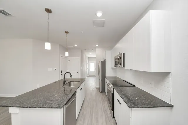 $1,729 | 7711 Longmire Road, Unit 102, Conroe, TX 77304