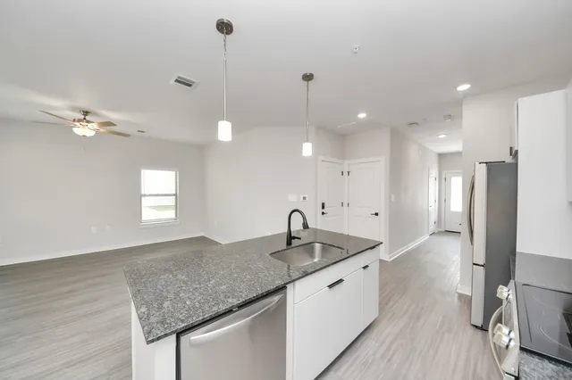 $1,729 | 7711 Longmire Road, Unit 102, Conroe, TX 77304