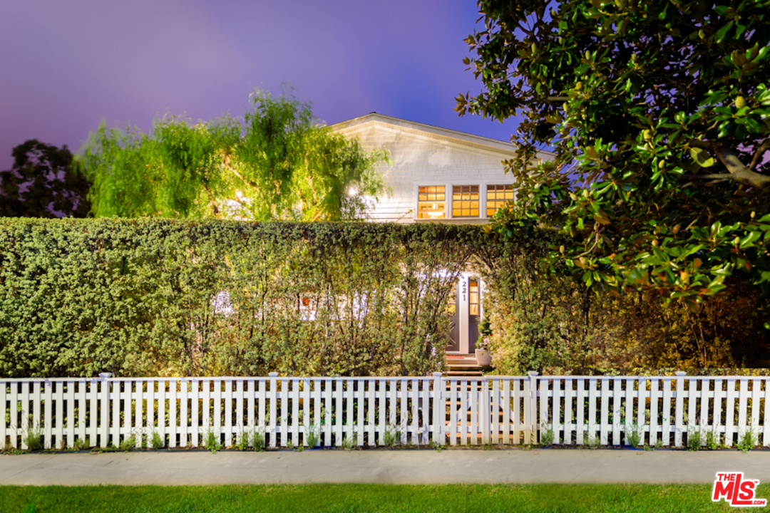 221 5th Avenue Venice, CA 90291 - Photo 5 of 29