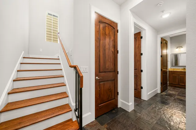 $3,000 | 2022 Sabine Street, Houston, TX 77007