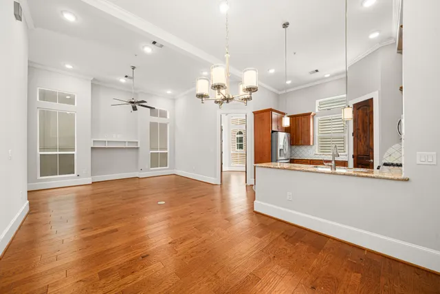 $3,000 | 2022 Sabine Street, Houston, TX 77007