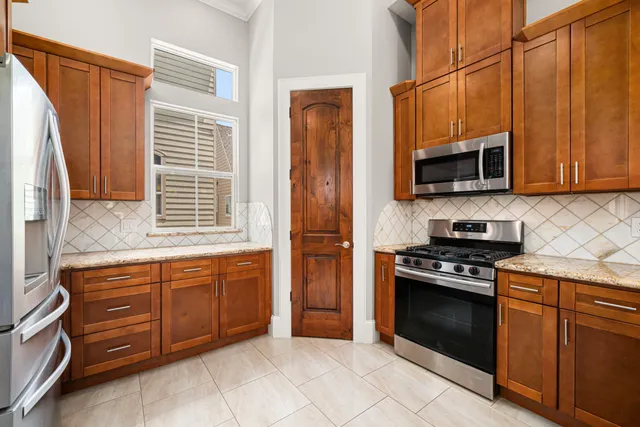 $3,000 | 2022 Sabine Street, Houston, TX 77007