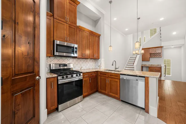 $3,000 | 2022 Sabine Street, Houston, TX 77007