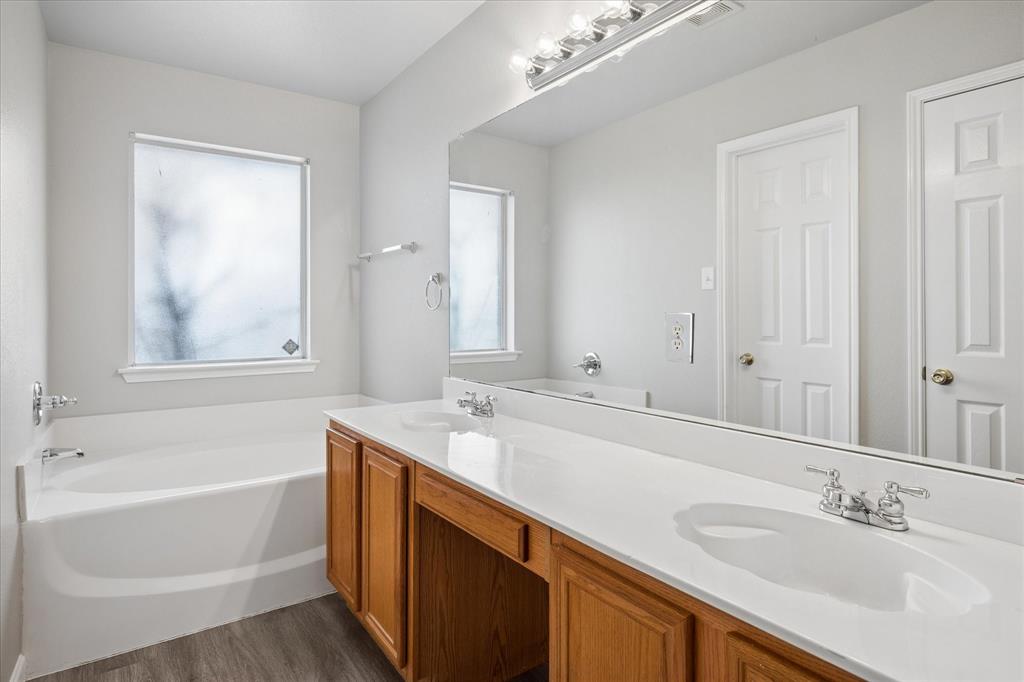 1012 Rio Verde Drive DeSoto, TX 75115 - Photo 12 of 14 Primary Bath