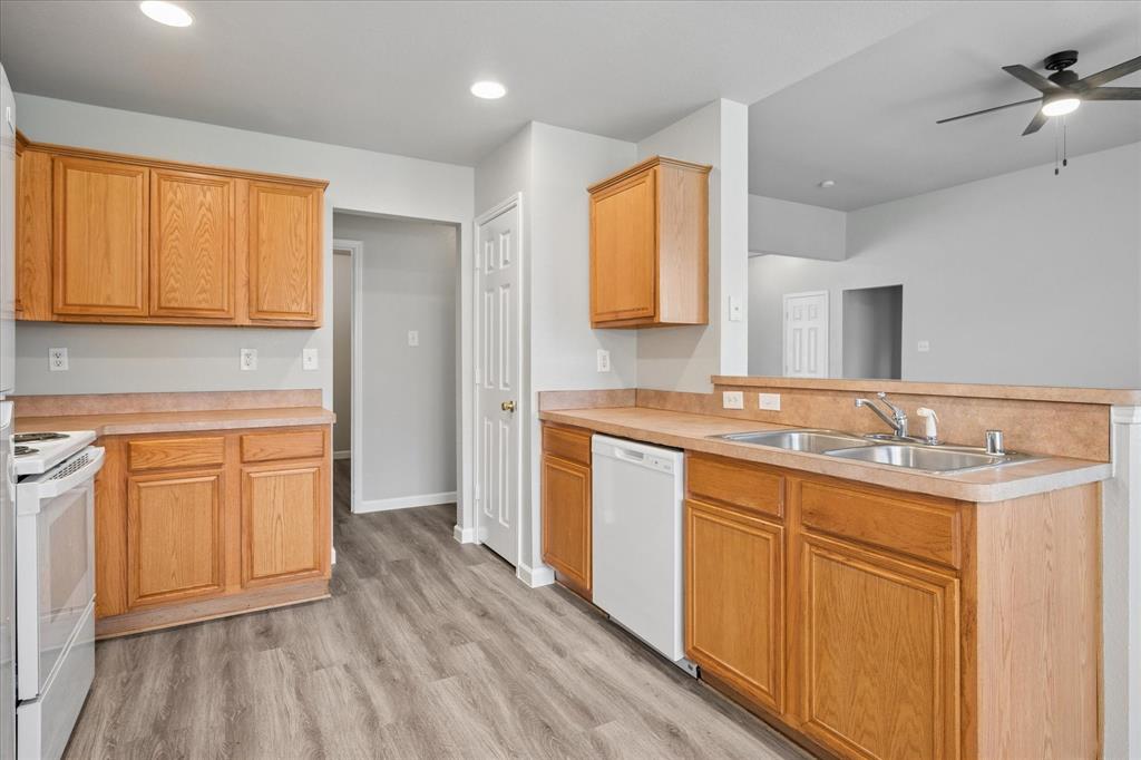 1012 Rio Verde Drive DeSoto, TX 75115 - Photo 5 of 14 Kitchen with electric cooking