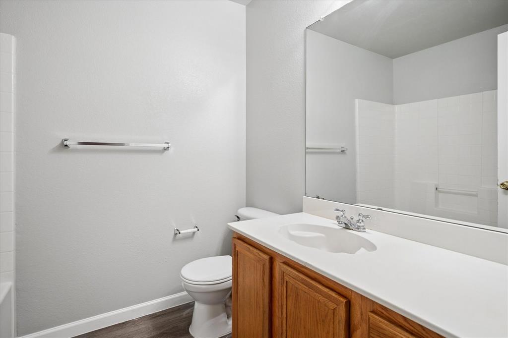 1012 Rio Verde Drive DeSoto, TX 75115 - Photo 9 of 14 Hall Bath