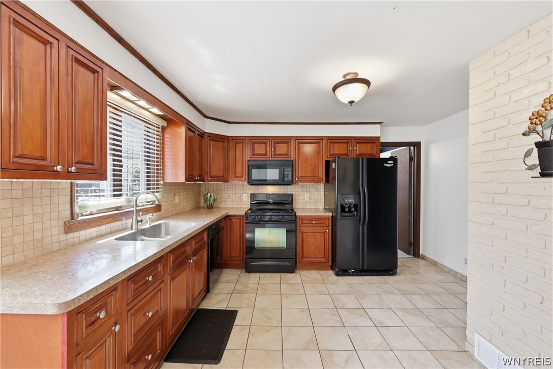 176 15th Street Buffalo, NY 14213 - Photo 11 of 36 Kitchen