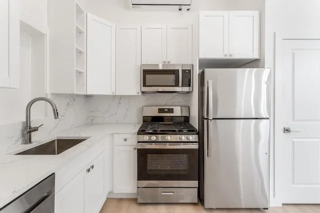 $2,361 | 306 Varick Street, Unit STUDIO, Jersey City, NJ 07302