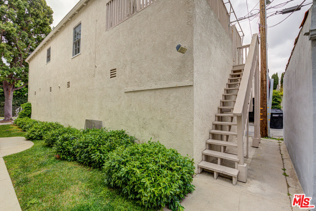 9643 Charleville Boulevard Beverly Hills, CA 90212 - Photo 18 of 21 a view of a backyard with stairs