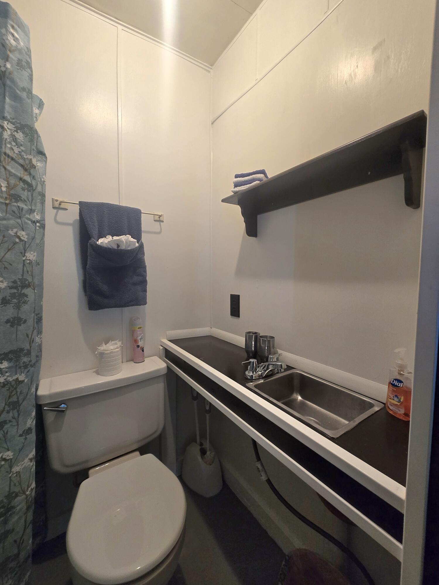 2612 Southeast 29th Street Okeechobee, FL 34974 - Photo 31 of 46 a bathroom with a toilet a sink and bathtub