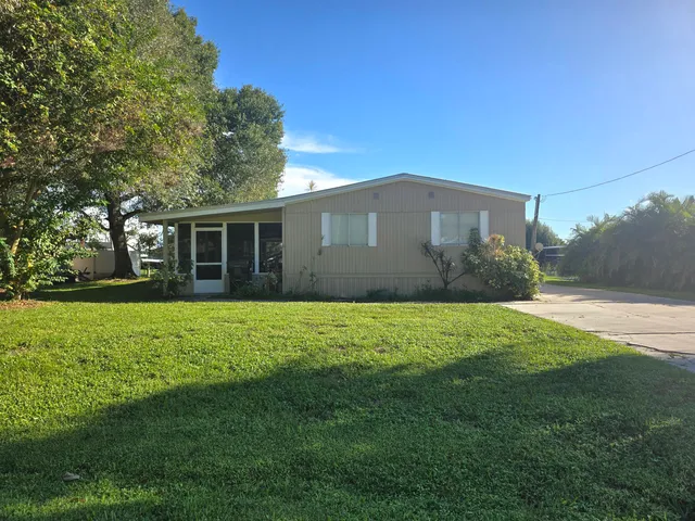 a view of a house with backyard and garden