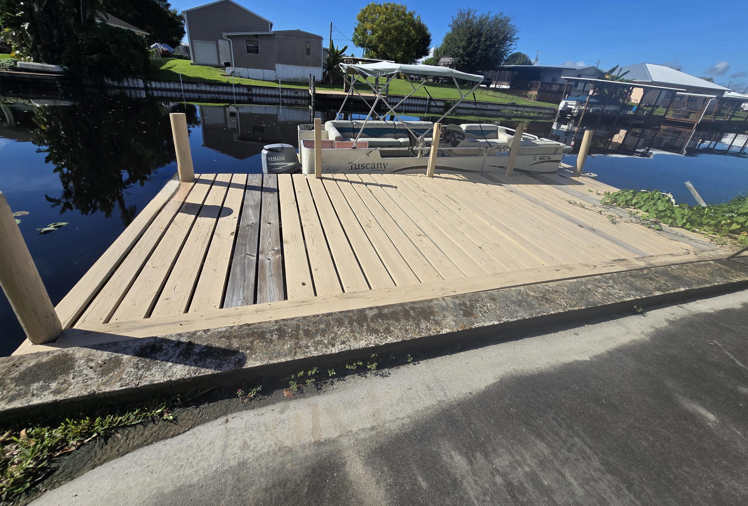 2612 Southeast 29th Street Okeechobee, FL 34974 - Photo 7 of 46 a view of sitting area with furniture