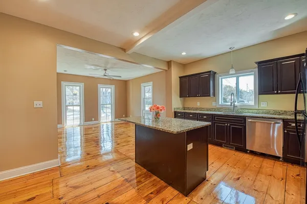 $2,800 | 970 North Main Street, Unit 1, Raynham, MA 02767