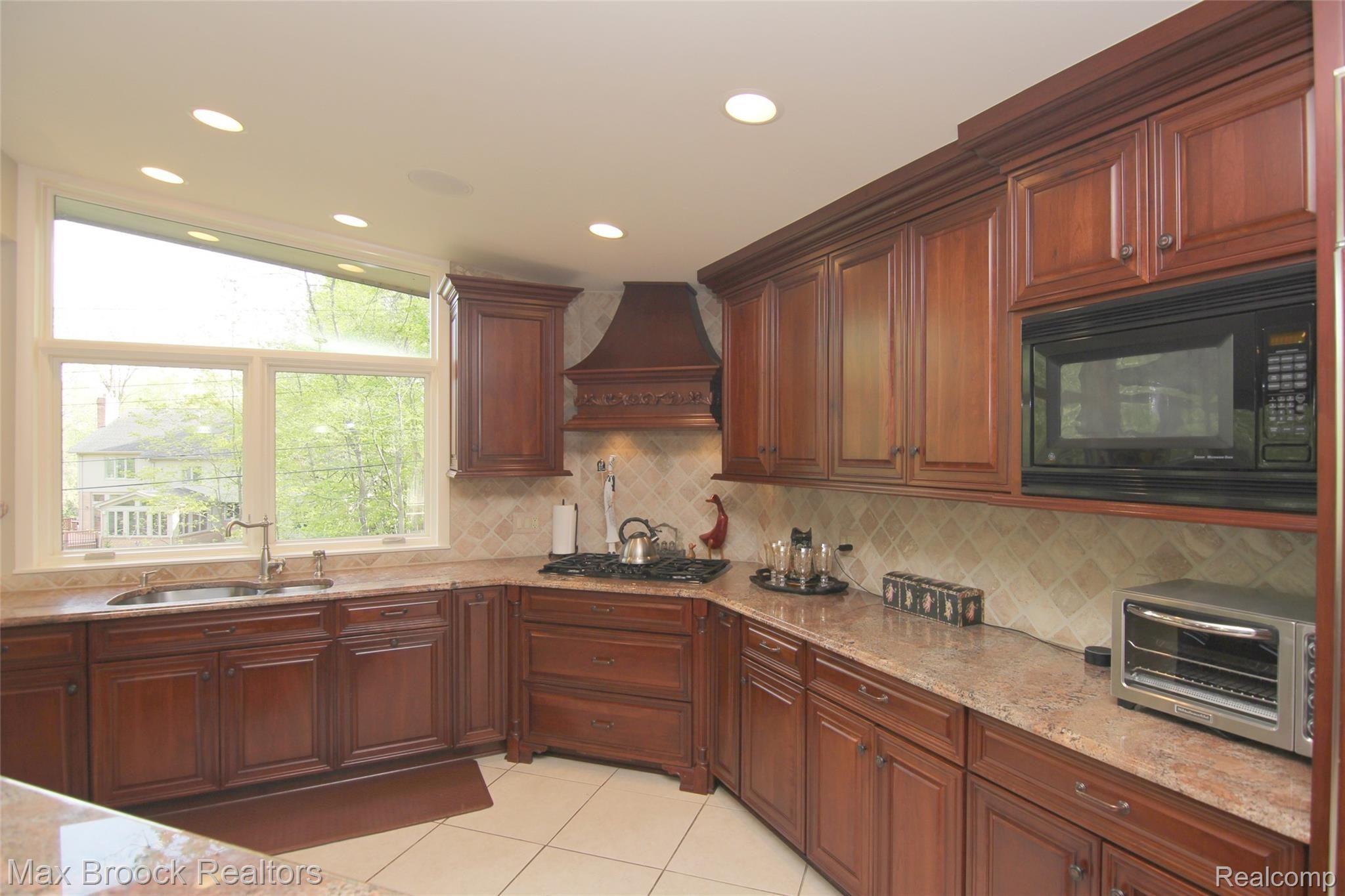 4667 Patrick Road West Bloomfield, MI 48322 - Photo 12 of 37 Patrick Rd Kitchen 4.jpg