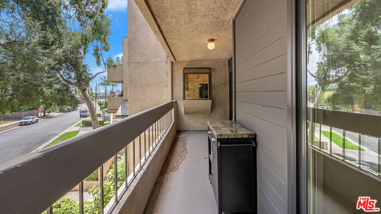 2121 Scott Road, Unit 206 Burbank, CA 91504 - Photo 29 of 39 Gallery Image 29
