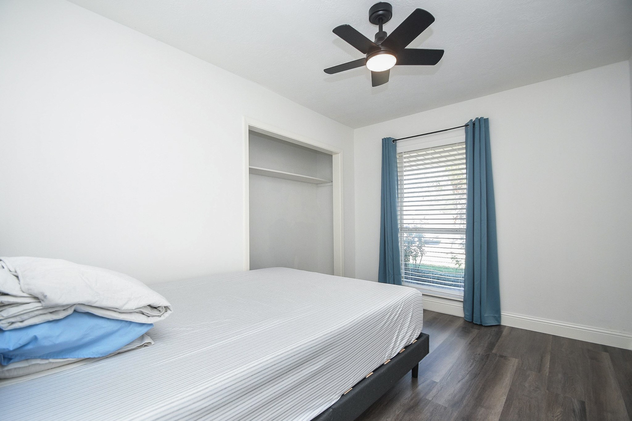 11443 Newbrook Drive Houston, TX 77072 - Photo 22 of 31 a bedroom with a bed and a ceiling fan