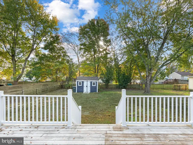 a picture of a wall and a white building