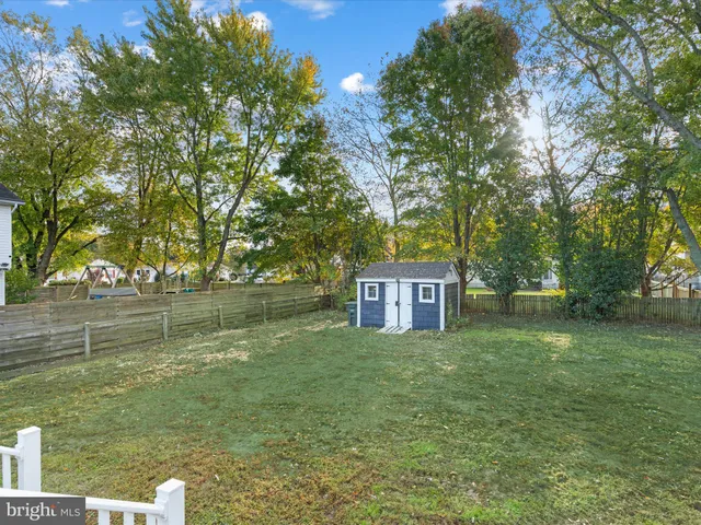 a picture of a wall with a bench in it