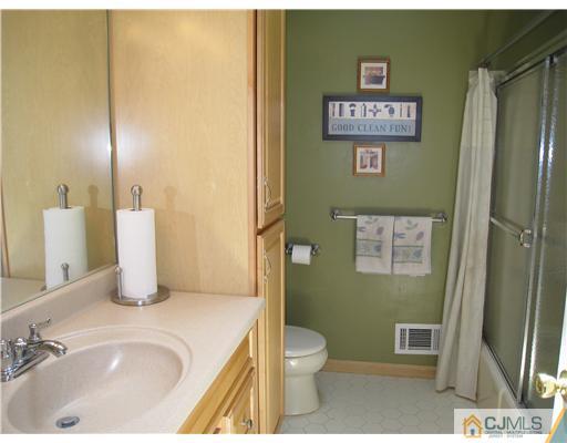 43 Harkins Road Milltown, NJ 08850 - Photo 16 of 25 Gallery Image 16