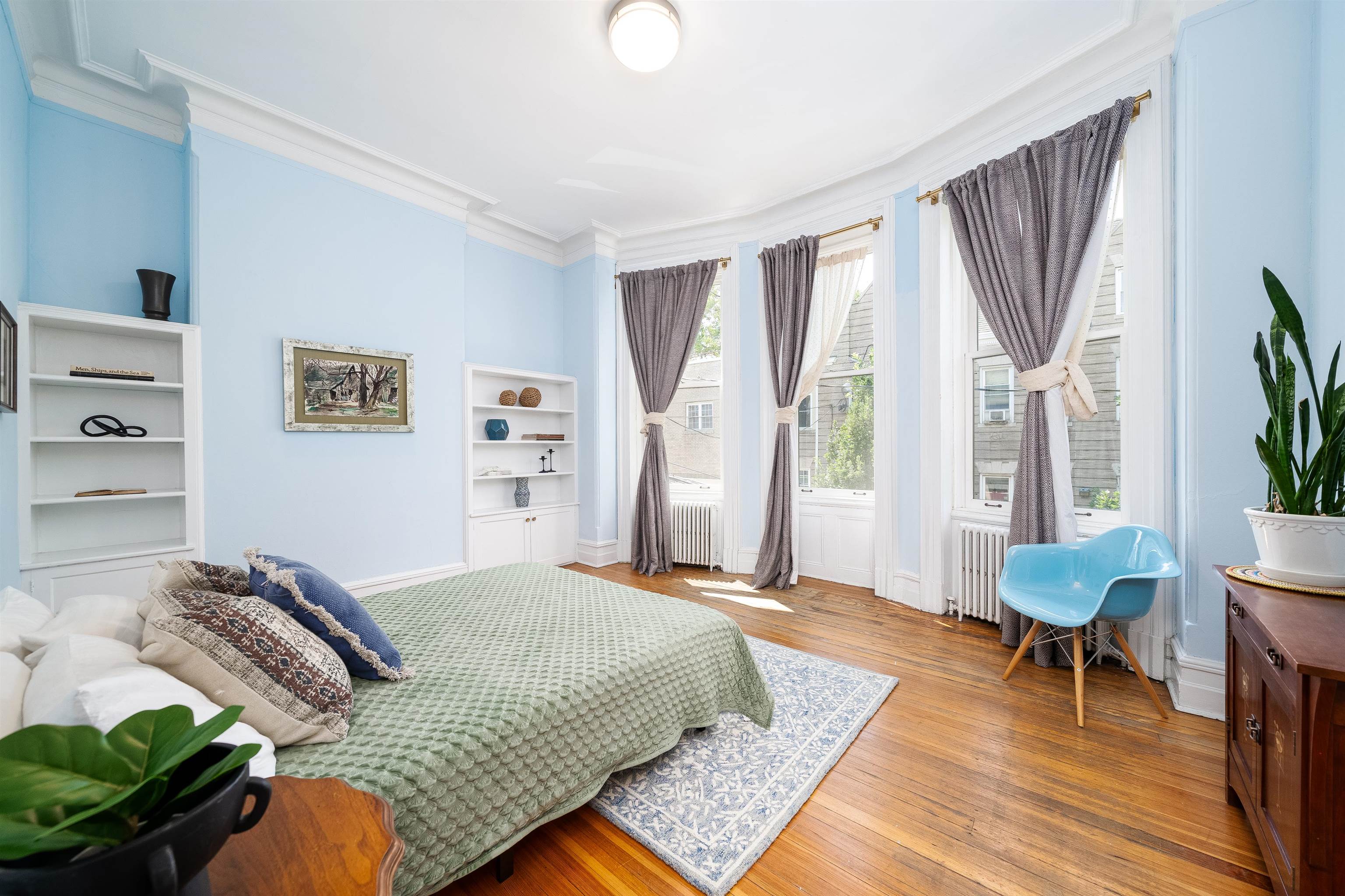 901 Castle Point Terrace Hoboken, NJ 07030 - Photo 29 of 40 a spacious bedroom with a bed and a window