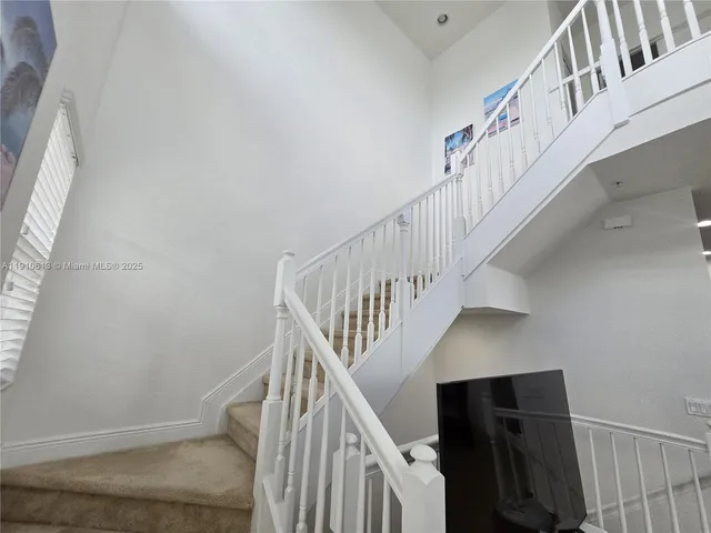 a view of an entryway with workspace