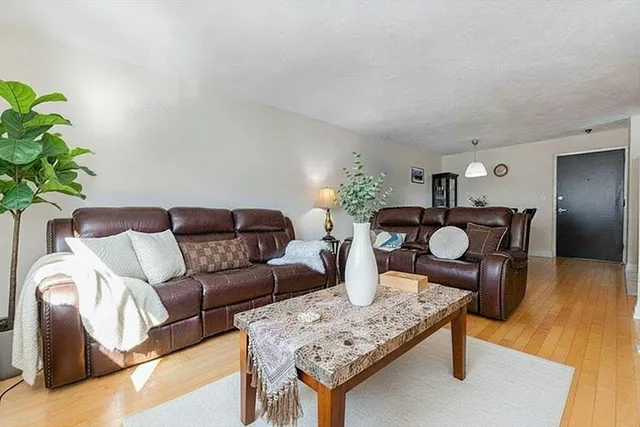 $599,000 | 115 Highland Avenue, Unit PH21, Somerville, MA 02143