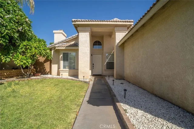 a view of a house with backyard