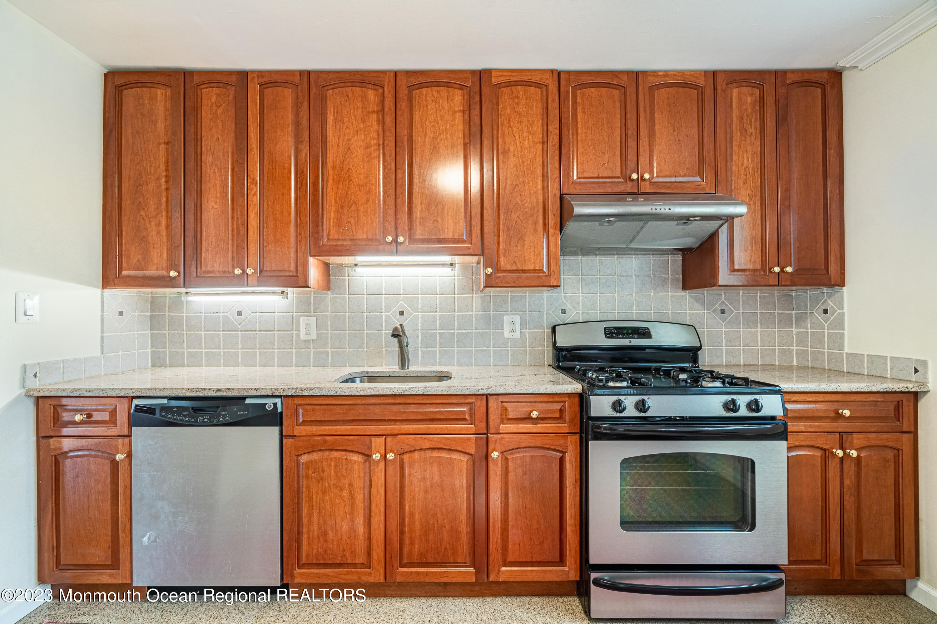 10 Ovington Drive Hamilton, NJ 08620 - Photo 19 of 32 10 Ovington Photos-16