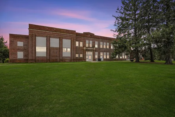 $315,000 | 325 West South 3rd Street, De Land, IL 61839