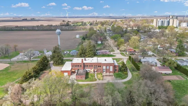 $315,000 | 325 West South 3rd Street, De Land, IL 61839