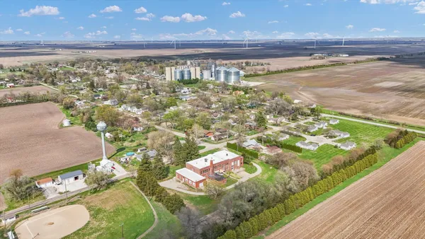 $315,000 | 325 West South 3rd Street, De Land, IL 61839