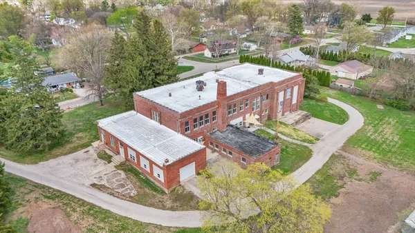 $315,000 | 325 West South 3rd Street, De Land, IL 61839