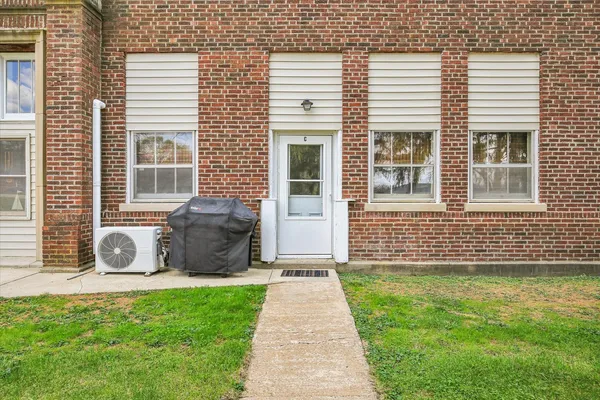 $315,000 | 325 West South 3rd Street, De Land, IL 61839