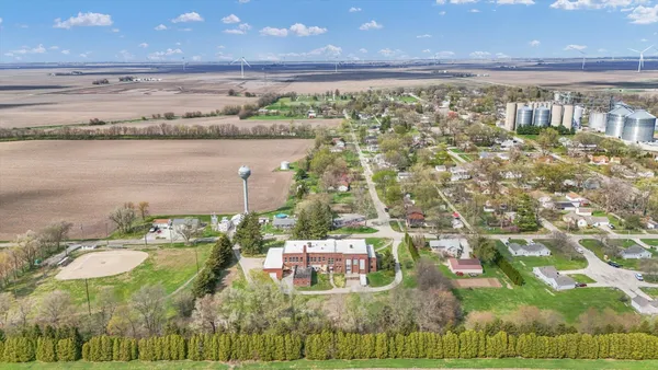 $315,000 | 325 West South 3rd Street, De Land, IL 61839