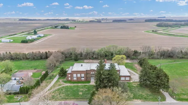 $315,000 | 325 West South 3rd Street, De Land, IL 61839