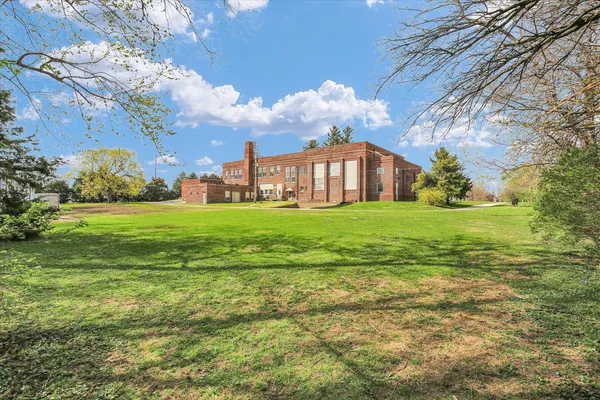 $315,000 | 325 West South 3rd Street, De Land, IL 61839